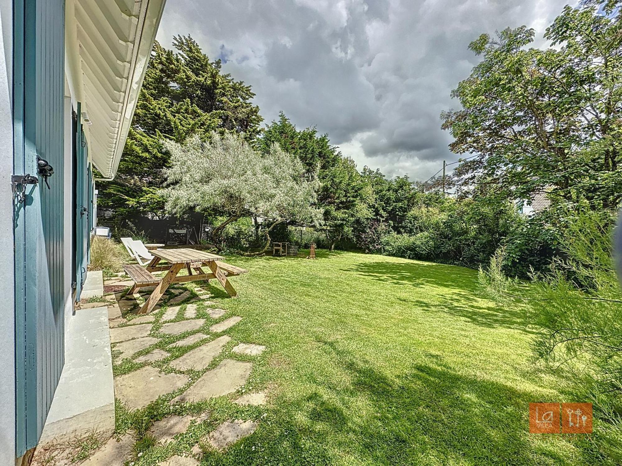 Les Pins : Rez De Jardin Proche