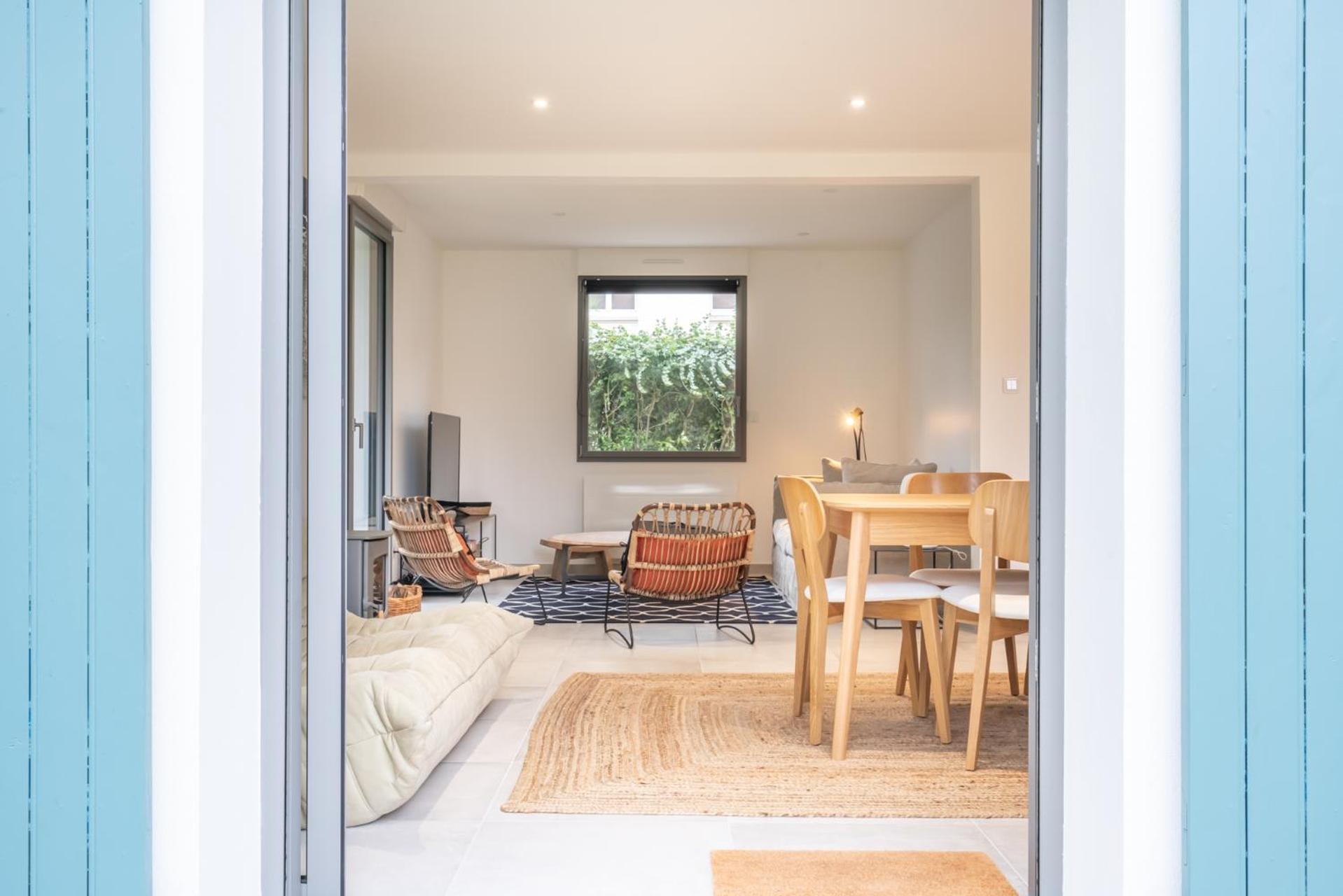 Les Pins : Rez De Jardin Proche Holiday home *
